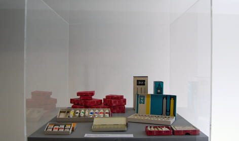 A display showing a selection of oil and pastel paints from Windsor and Newton, a company for which Arnorld Rothholz designed the packaging for. Taken from the Arnold Rothholz Archive housed at the University of Brighton Design Archives.