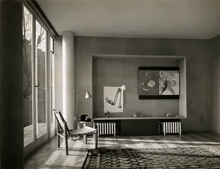 A black and white photograph showing a room at Number 2 Willow Road in Hampstead, London (1939). Designer and architect: Ernő Goldfinger DPLG. Taken from the Design Council Archive housed at the University of Brighton Design Archives.