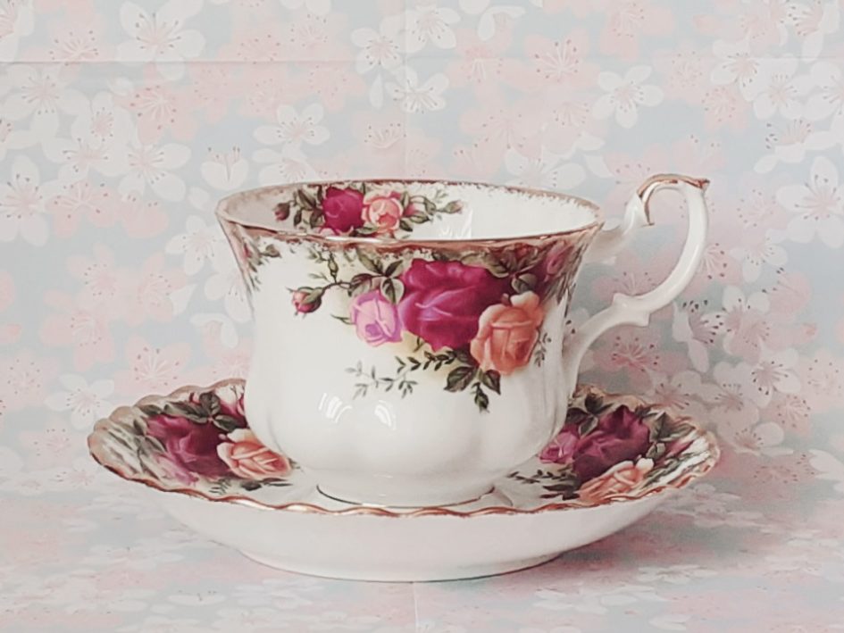 Harold Holdcroft, Old Country Roses teacup and saucer, Royal Albert (1962)