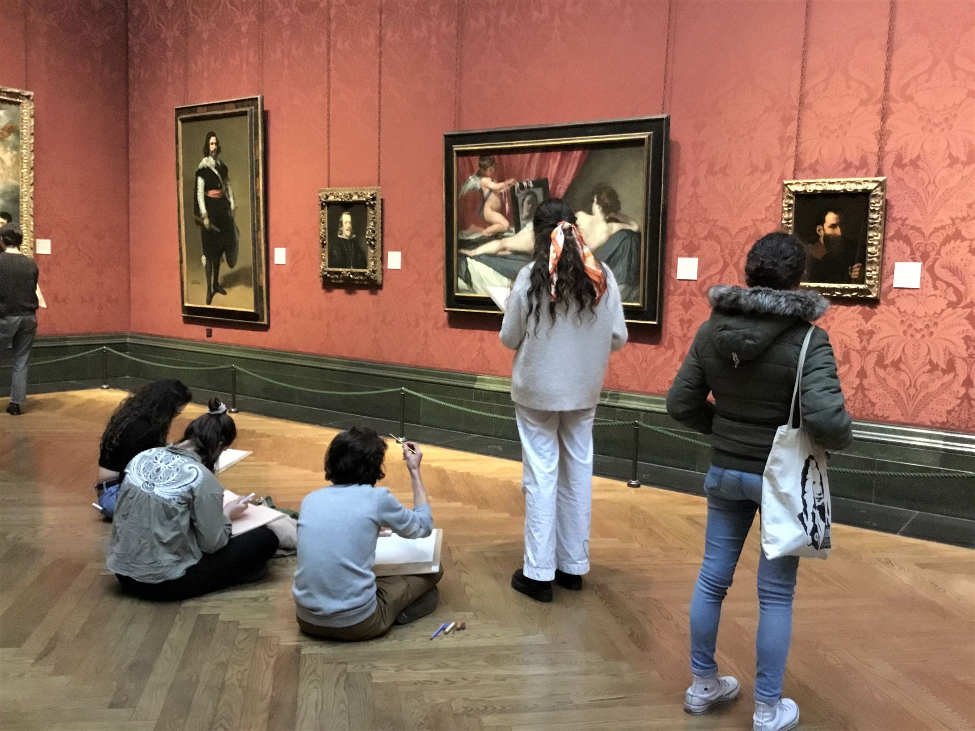 Trainees in the National Gallery drawing