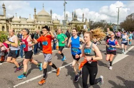people running the Brighton marathon