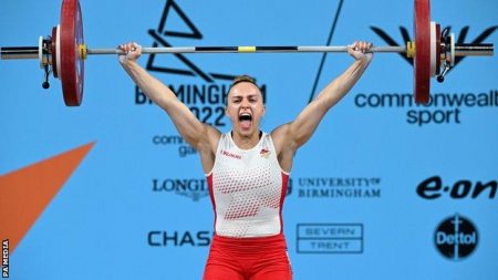 Jessica Gordon-Brown in the 59kg Commonwealth Games 2022 weightlifting final.