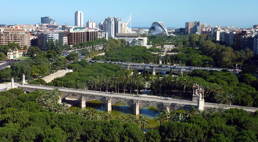 Aerial shot of the park with the city seen on either side. (Source: Julia, the Best places in Spain 2022)