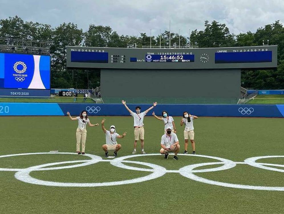Hikaro with five peers on an olympic pitch